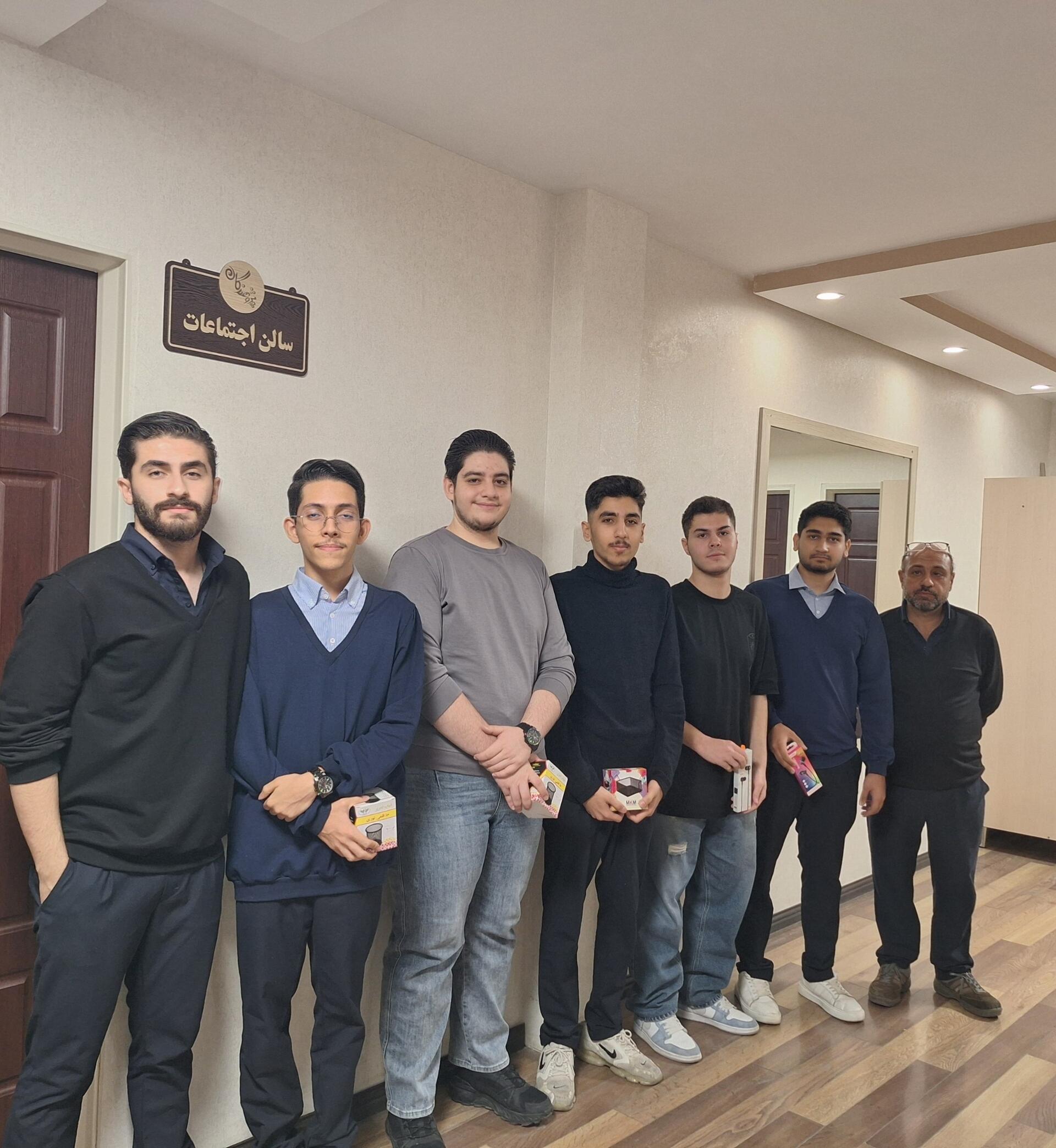 بخشی از لحظات تشویق و قدردانی از دانش&zwnj;آموزان دبیرستان پژوهندگان علم