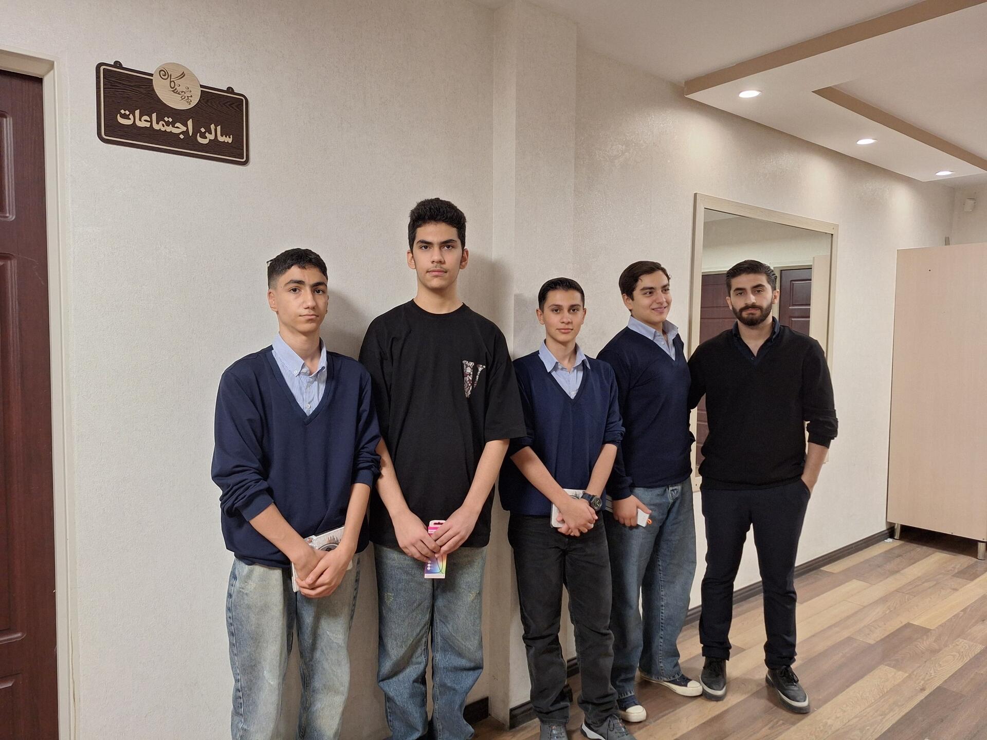 ثبت تصویری از فضای تقدیر و تشویق دانش&zwnj;آموزان در دبیرستان پژوهندگان علم
