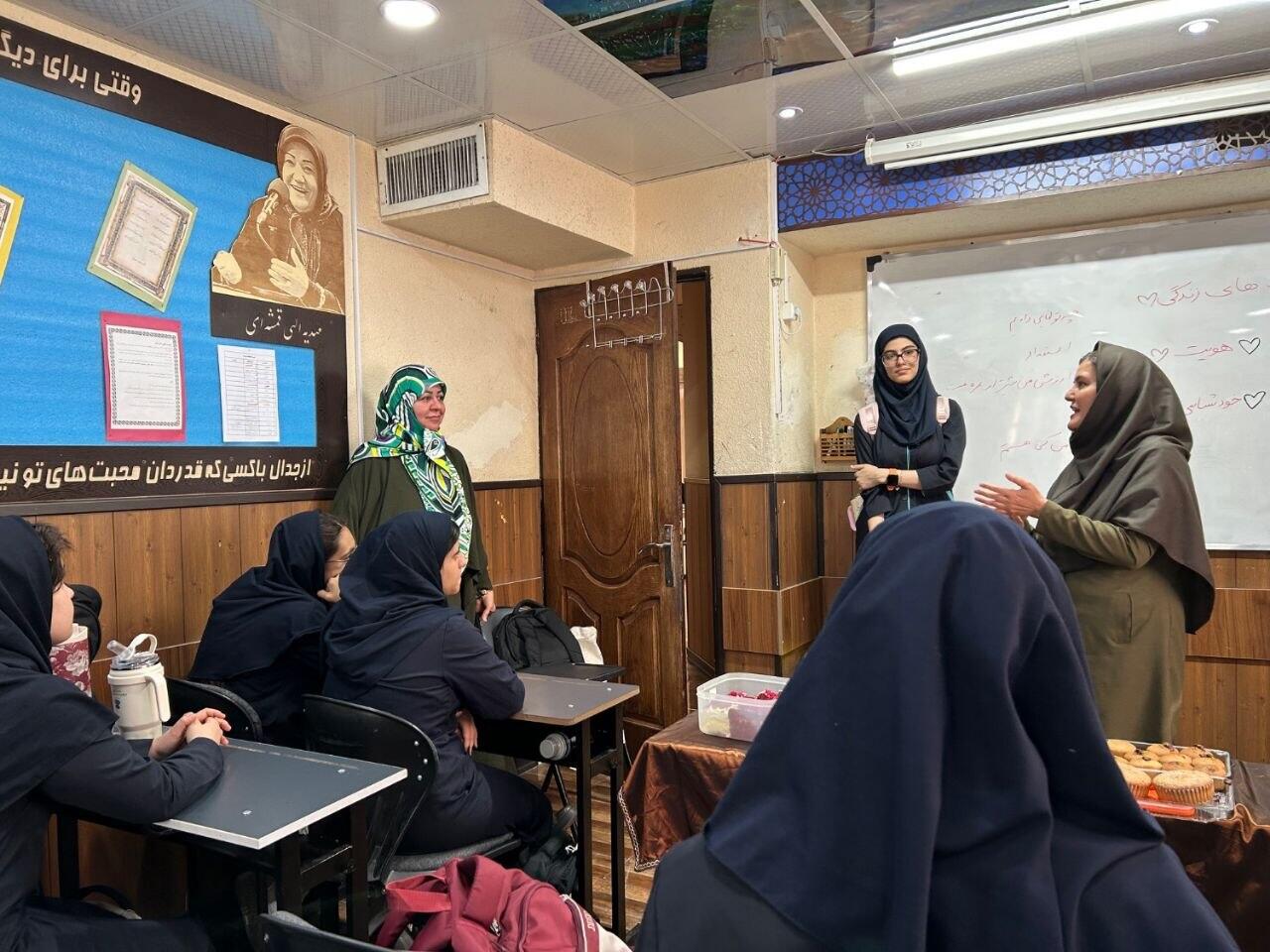 فعالیت عملی آشپزی دانش&zwnj;آموزان سلاله با راهنمایی خانم مرادطلب